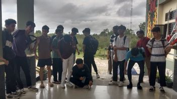تعويض للمشاركة في مسابقة كرة الصالات في Malah Nongkrong في المقهى ، تم نقل 16 طالبا في المدرسة الثانوية في Palangka Raya من قبل Satpol PP
