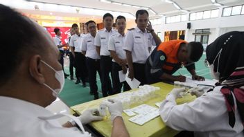 返乡开斋节2024,BNN尿液测试机械和火车队在Daop 8 Surabaya