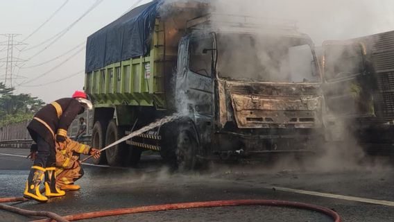 Truk Pengangkut Tanah Hangus Terbakar di Jalan Tol Jakarta - Merak, Ini Penyebab Kecelakaan