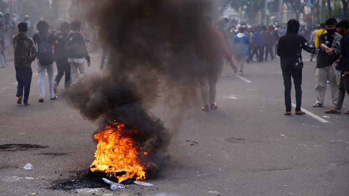 Laporan Nasional: Hampir Enam Ribu Orang Ditangkap terkait Demo UU Cipta Kerja Berselip Kerusuhan