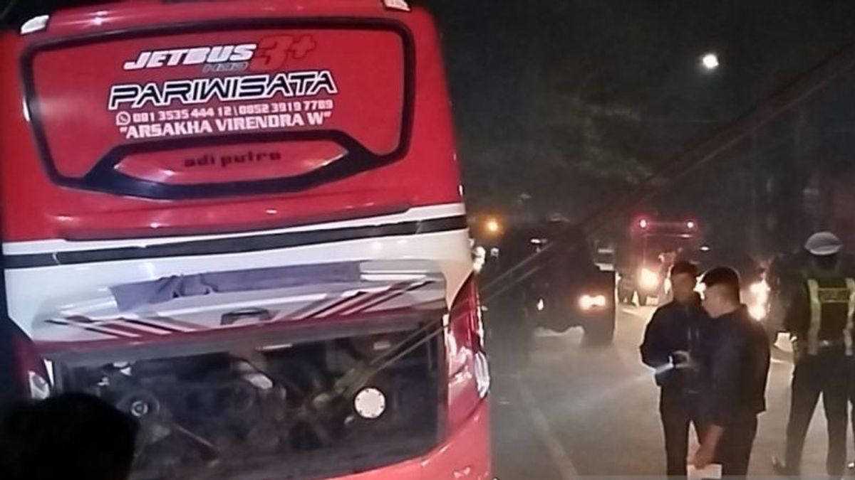 بادونغ - الحافلة السياحية SMK TI Badung Group Bus Bali Rem Blong في باتو ، قتل 4 أشخاص