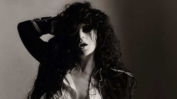 Charli XCX、ニューアルバムのロック音楽探求を止める