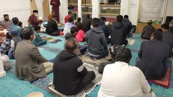 英国的清真寺在几波浪潮中举行开斋节祈祷