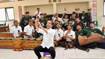 Visit SMKN 3 Sukawati Bali, Jokowi Sings Slank With Students