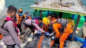 Tim Gabungan Lakukan Evakuasi Ronald, Nelayan Korban Tabrakan Kapal di Selat Bangka