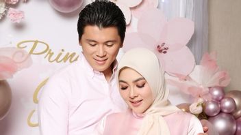 Aisyahrani Praises Reino Barack Who Is Quick To Accompany Syahrini For Baby Care