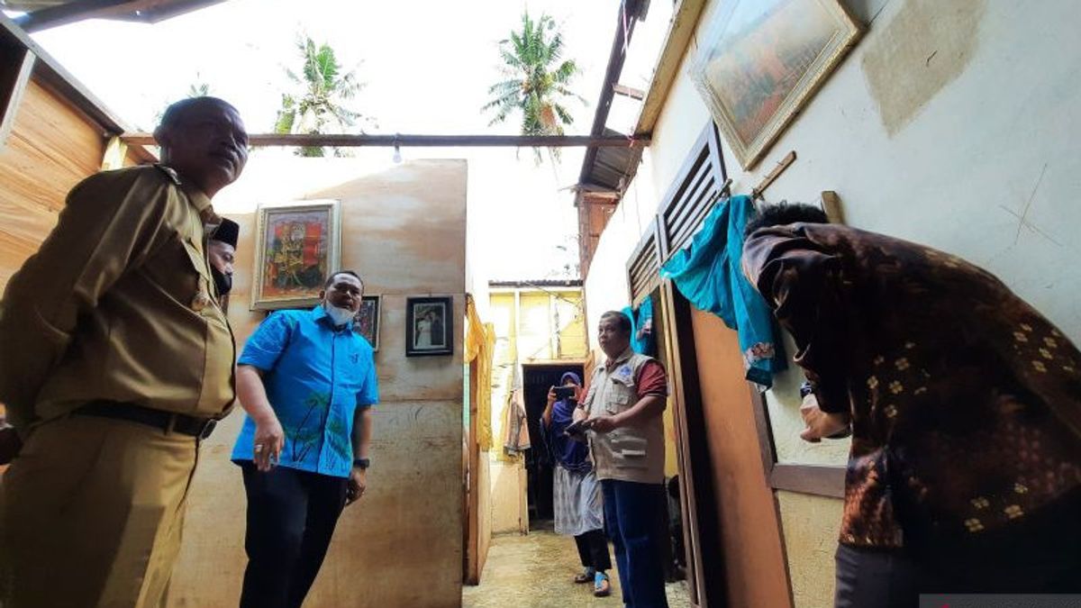 Puting Beliung Rusak 47 Rumah Warga di Pariaman Tengah, Wali Kota Genius Turun Lapangan Beri Bantuan