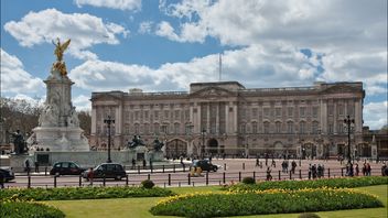 Throwing Suspicious Objects, A Man Arrested Outside Buckingham Palace Ahead Of The Appointment Of King Charles III This Weekend