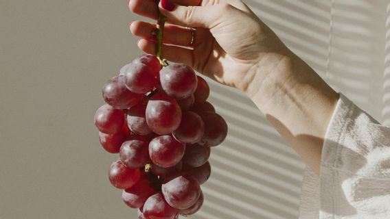 Un mythomane viral de manger du vin sous une table pendant le changement d’année peut amener à la fois, n’est-ce pas?