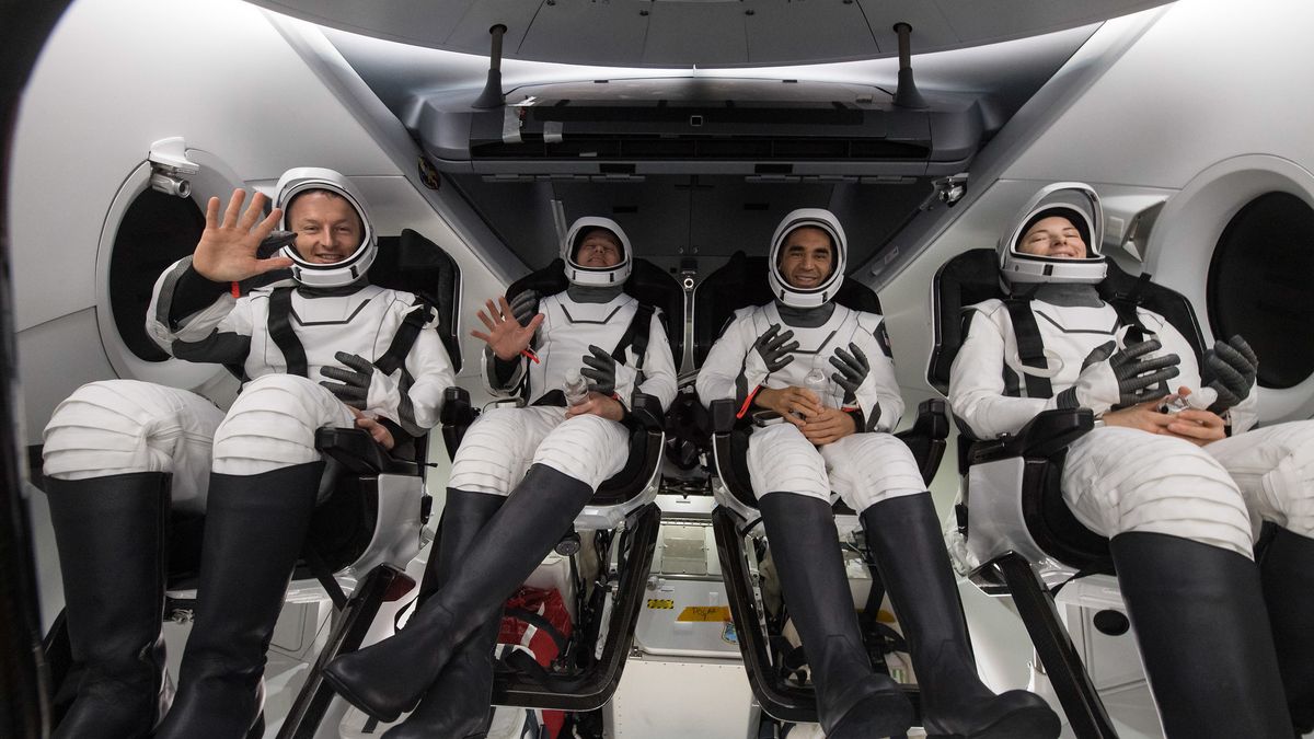 SpaceX耐力号安全降落在墨西哥湾，将4名宇航员带回地球