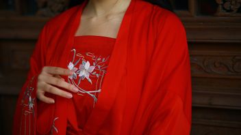 看看红色礼服的灵感，庆祝中国新年