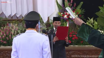 Jokowi Inaugure Sahbirin Noor Et Muhidin En Tant Que Gouverneur Et Vice-gouverneur Du Kalimantan Du Sud