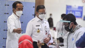 Presiden Jokowi, Anies Baswedan dan Menkes Budi ke Thamrin City, Tinjau Vaksinasi Pelaku Usaha
