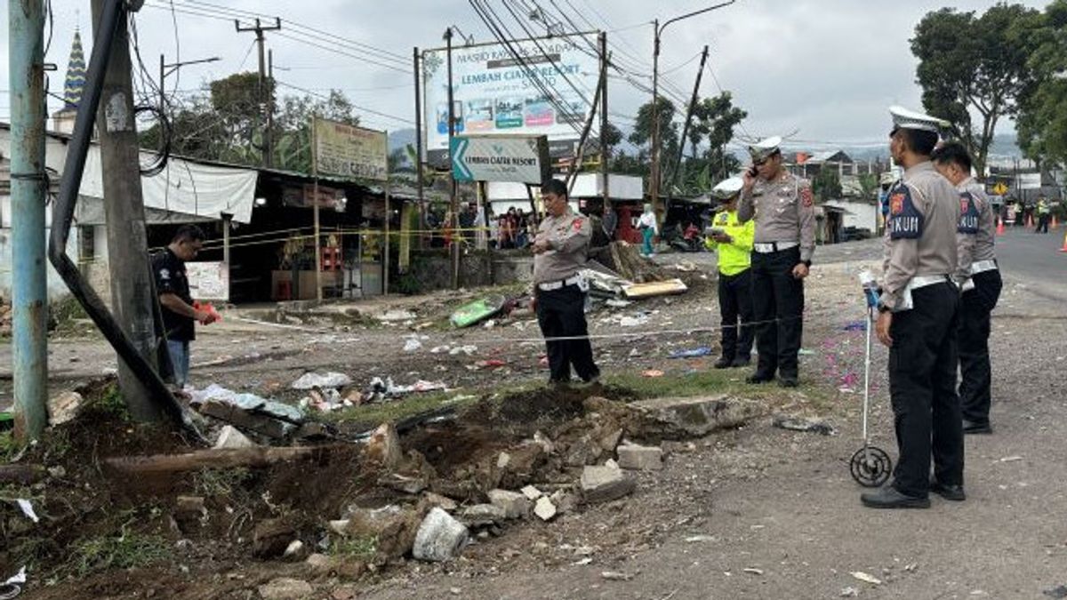 Minggu Pagi, Polda Jabar Olah TKP Bus Terguling di Ciater