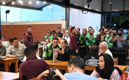 Santai, Presiden Jokowi Makan Mie Gacoan di NTB