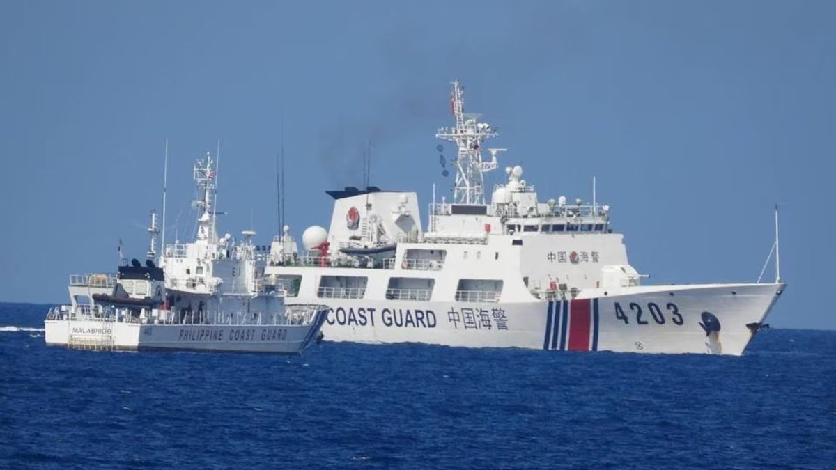 海岸警卫队船只撞击木船运输物资,菲律宾称中国为侵略者