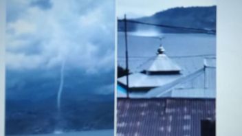 Excited Residents Watch Tornado Storm In Alor's Kalabahi Waters, This Is BMKG's Explanation