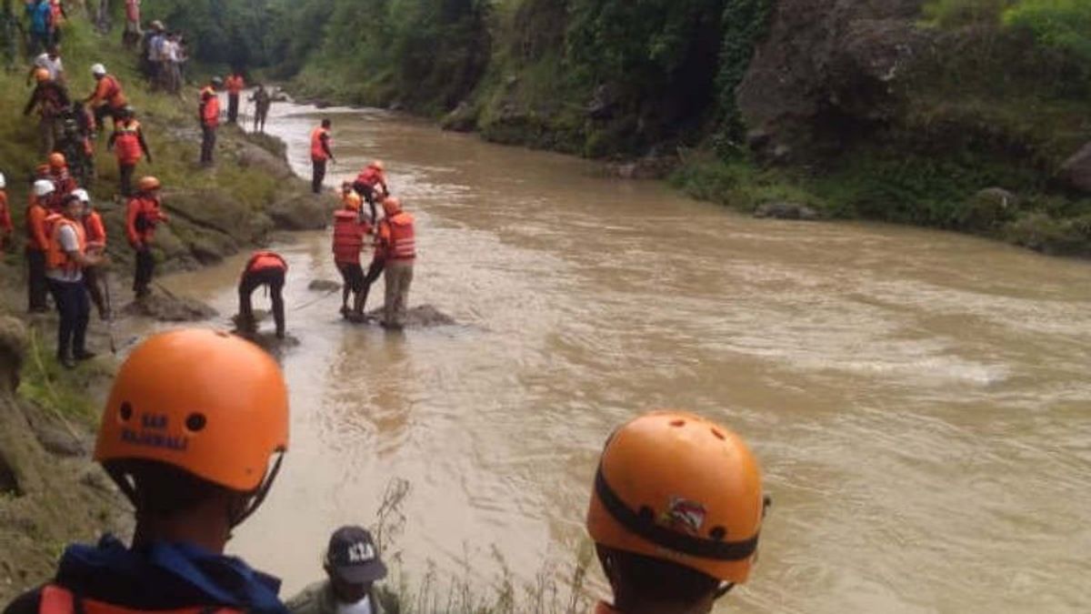 Jenazah Prajurit TNI yang Hilang Usai Mobil Patroli Ditabrak Kereta Ditemukan di Sungai Cemoro
