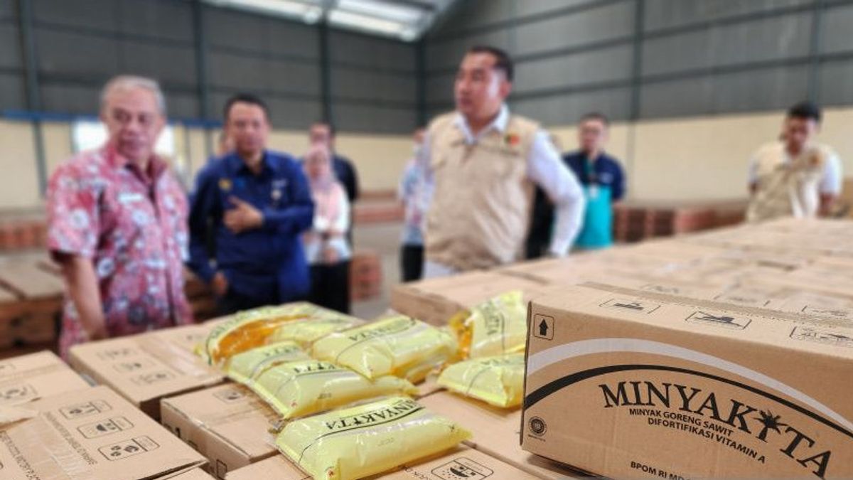 فرقة العمل المعنية بالأغذية التابعة لشرطة جاوة الوسطى تفحص إمدادات MinyaKita في مستودعات Bulog والأسواق التقليدية