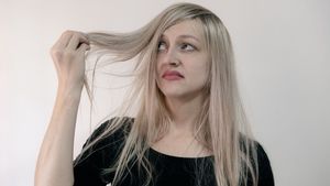 6 Kebiasaan yang Dapat Menyebabkan Rambut Bercabang, Anda Pasti Jarang Menyadarinya!