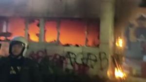 Pospol Lantas Slipi Dirusak dan Dibakar Massa Aksi Demo Bubarkan DPR RI