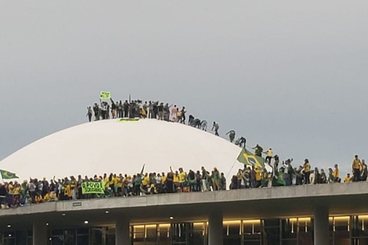 ブラジルが首都での暴動を調査:数百人が逮捕され、司法長官がソーシャルメディアに宣伝をブロックするよう要請
