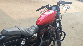 哈雷·戴维森·阿普斯特(Harley Davidson Sportster)黑红冠军从前参谋部Ida Fauziyah手中被KPK没收