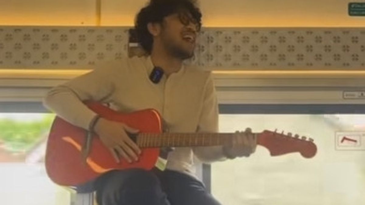 Kunto Aji amusant les passagers du train, internautes : Obtenez un concert gratuit
