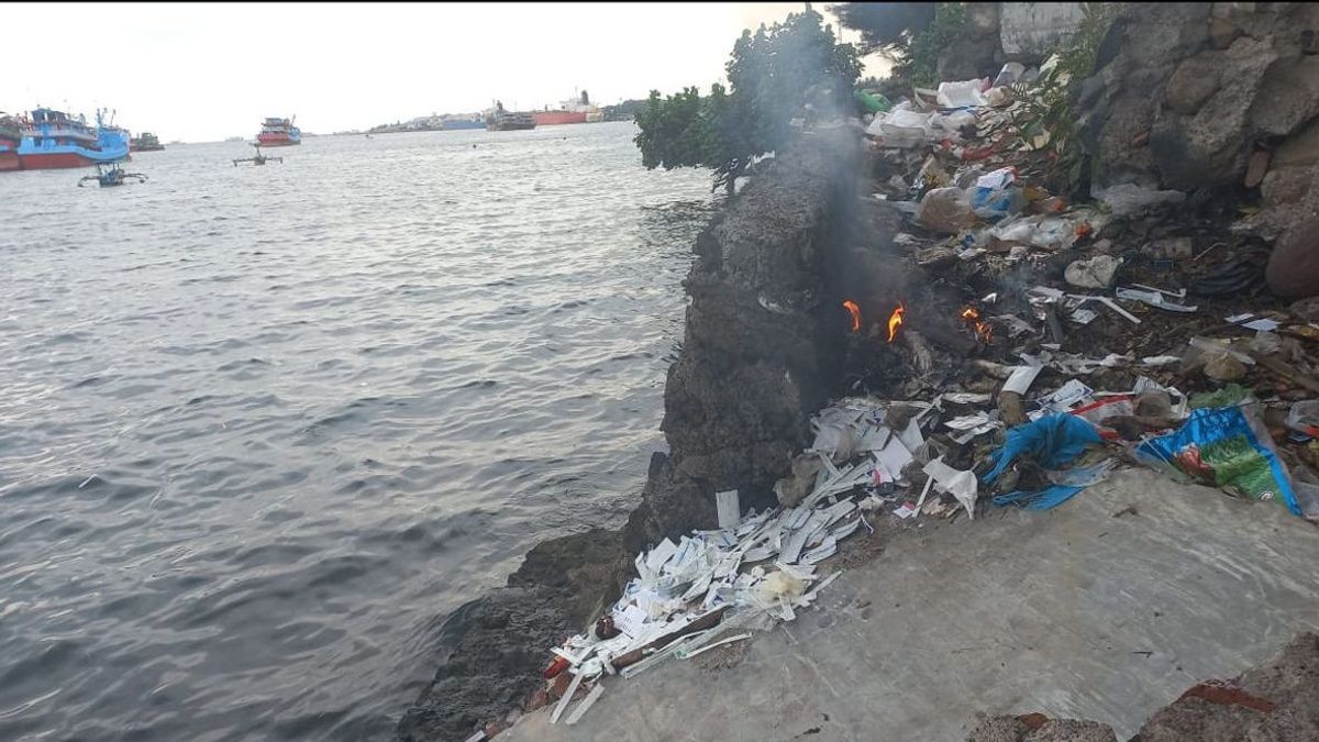 النفايات الطبية بما في ذلك حزم مستضد السريع تلوث مضيق بالي ليس من جزيرة الآلهة ولكن Banyuwangi