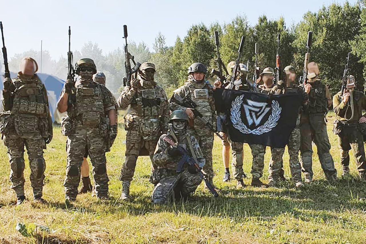 残酷なロシアのネオナチ兵士がトロフィーのために敵の耳を切り落とし、家に持ち帰り、今プーチンがウクライナと戦うのを助ける