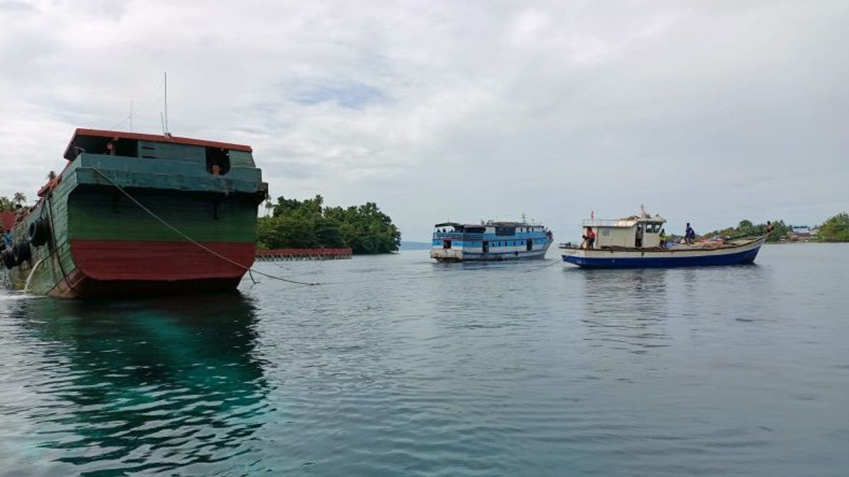 Guspurla Koarmada III Deploys KRI Teluk Wondama-527 To Help Evacuate The Ship Aground In Morotai Waters