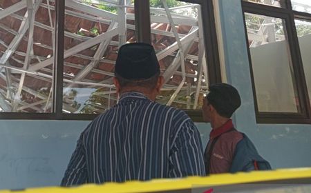 Genting Tanah Liat Diduga jadi Pemicu Ambruknya Konstruksi Atap SMP Negeri 2 Cirebon