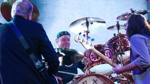  3,5 Tahun Berlalu, Adik Neil Peart Bercerita tentang Kematian Sang Drumer