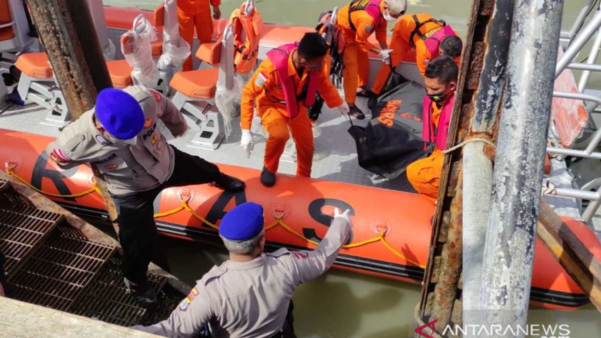 Hari Ketiga Pencarian, Tim SAR Evakuasi Satu Korban Tewas KM Safina di Perairan Tanjung Pasir
