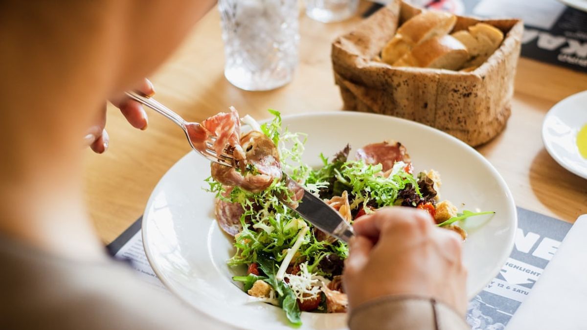10 Bahaya Makan Berlebihan saat Buka Puasa yang Harus Diwaspadai