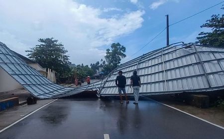 Atap Tribun Lapangan Bola Berbiaya Rp1,2 Miliar di Natuna Kepri Ambruk Disapu Angin Kencang