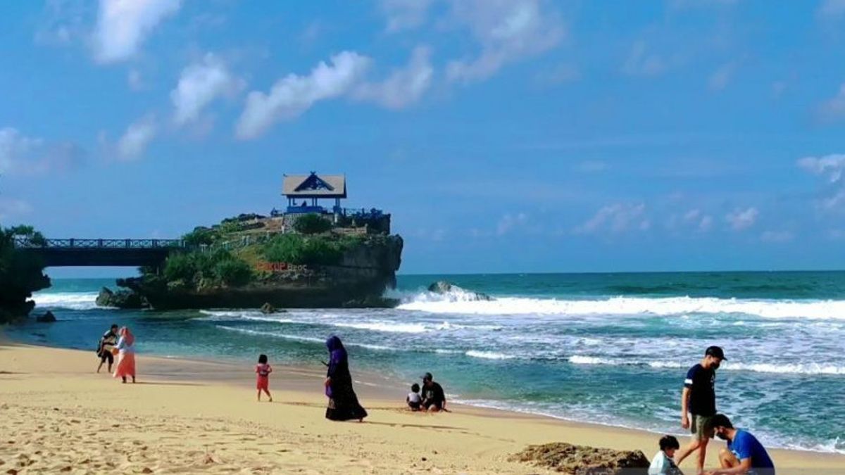 Gunungkidul ريجنسي الحكومة يتحقق صور المطاعم في شاطئ Slili انها مفتوحة على الرغم من أنه ينبغي إغلاقها