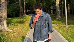 Gaya Joshua SEVENTEEN Pamer Parfum Favorit dan Boneka Labubu Menggemaskan