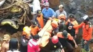SAR Team Finds One Dead Victim Buried By Landslides On The Semeru Lumajang Watershed