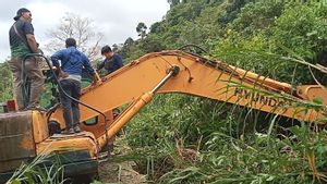 Seberangi Sungai Pakai Bambu Saat Razia Tambang Emas Ilegal di Pasaman Barat, Polisi Ditinggal Terduga Pelaku