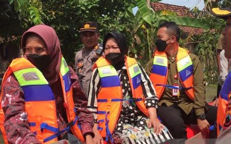 Terjang Banjir 3 Meter dengan Perahu Karet, Mensos Risma Beri Bantuan ke Warga Terisolasi di Pati