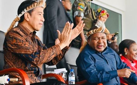 Pakai Ikat Kepala Tradisional Afrika, Jokowi Hadiri Festival Budaya Mozambik