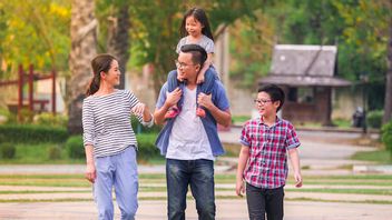 Siapa yang Lebih Banyak Menurunkan Kecerdasan ke Anak, Ibu atau Ayah?
