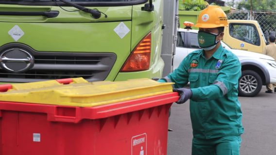 Ibu-ibu Diminta Pisahkan Masker Bekas dengan Sampah Rumah Tangga