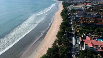 Bule Aussie Terkulai Lemas di Pantai Legian Bali, Langsung Dilarikan ke RS