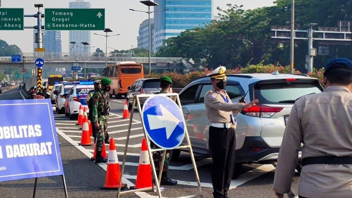 Officers Establish Road Blocking Command Post In Tangerang Ahead Of PPKM Level 3