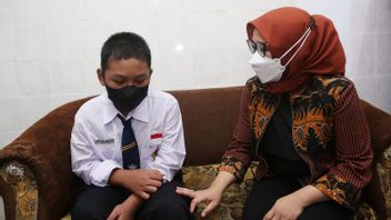 La Femme Du Maire De Surabaya Rend Visite à Un étudiant Dont La Maison S’est Effondrée à Tambaksari