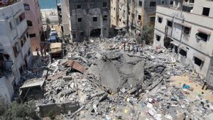 Gaza Residents Use Building Rubble to Repair Roads