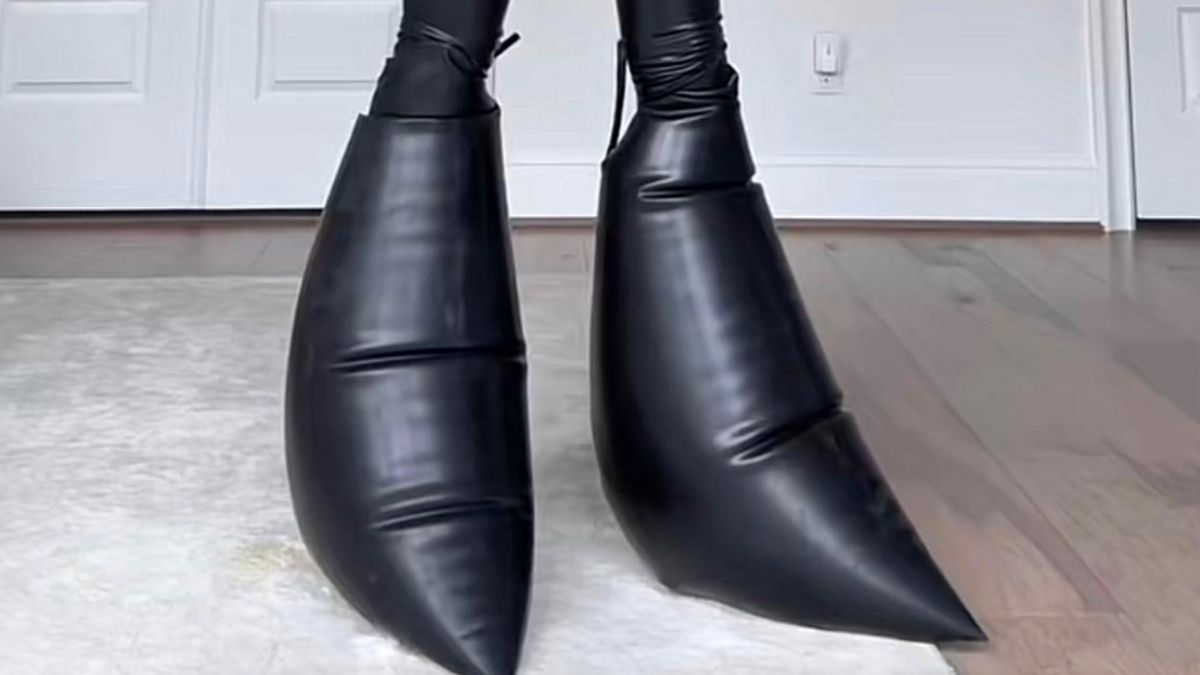 Sepatu Boots Mirip Balon Dijual Rp85 Juta, Netizen Sebut Mirip Kantong Sampah