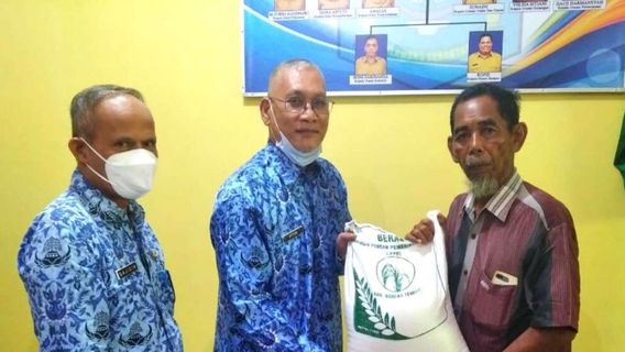 4 Ton Beras Disalurkan kepada Ratusan Korban Angin Kencang di Bangka Tengah